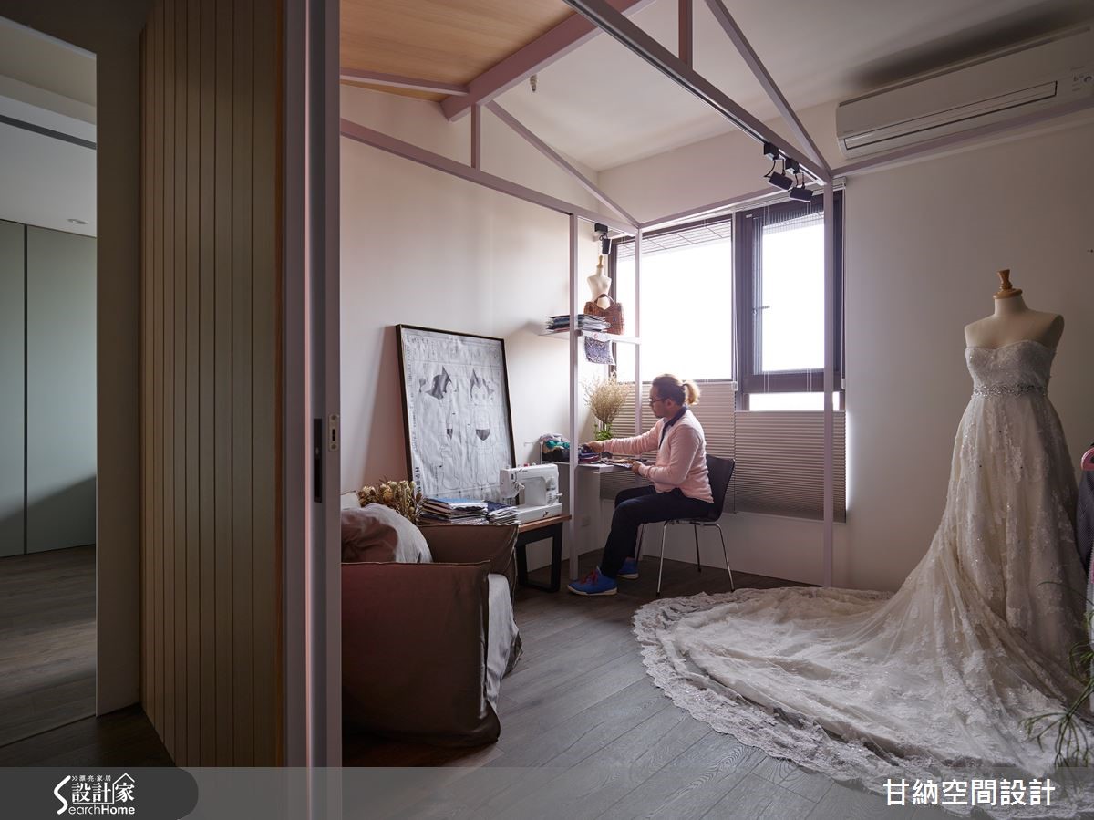 從事服裝設計的屋主夫妻,工作需與等身人型為伍,閒暇